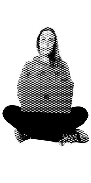 lisa rocktopus halftone ueber mich Lisa, Gründerin von Rocktopus digital, sitzt im Schneidersitz mit einem Laptop auf dem Schoß und blickt in die Kamera