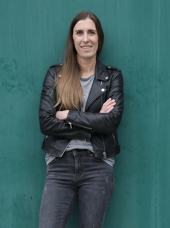 Lisa, Gründerin von Rocktopus digital, vor petrolfarbener Wand