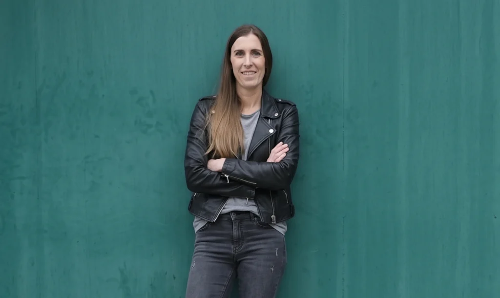 lisa quer Lisa, Gründerin von Rocktopus digital, vor petrolfarbener Wand